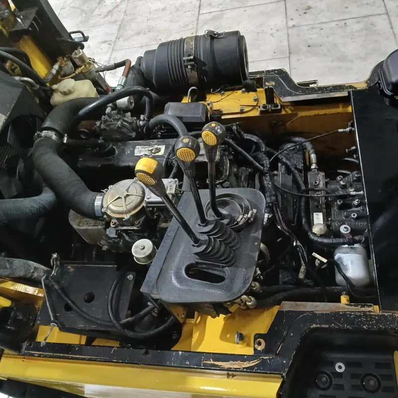 Motor e alavancas de comando hidráulico de uma empilhadeira a combustão